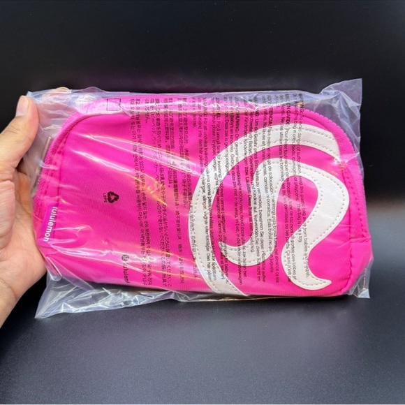 Lululemon 1L NWT SONIC Pink/White Belt Bag - Picture 4 of 5